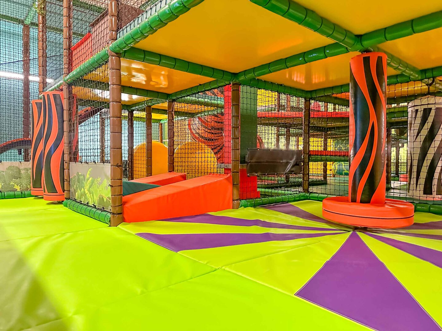 Dizzy Disc with Applique Floorboards at Jungle Monkeyz.